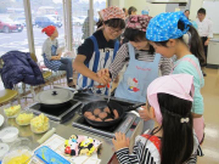 食育教室で子どもたちが調理をしている様子