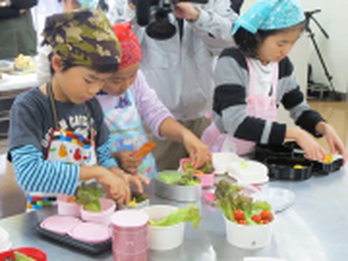 子どもたちがお弁当を詰めている様子